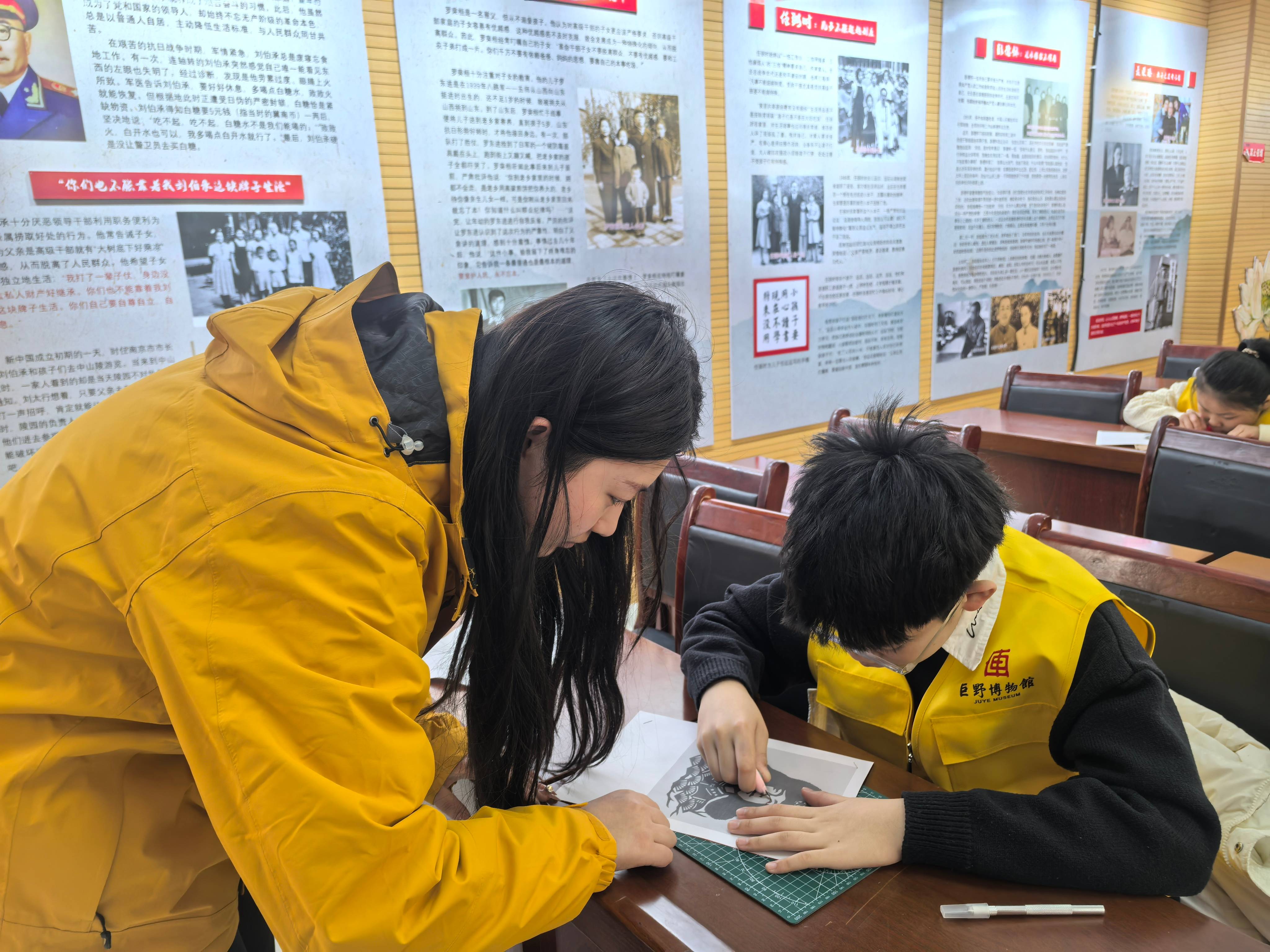 传承雷锋精神，探寻历史印记！巨野县博物馆“剪”出文明新风尚 参观报道 第4张