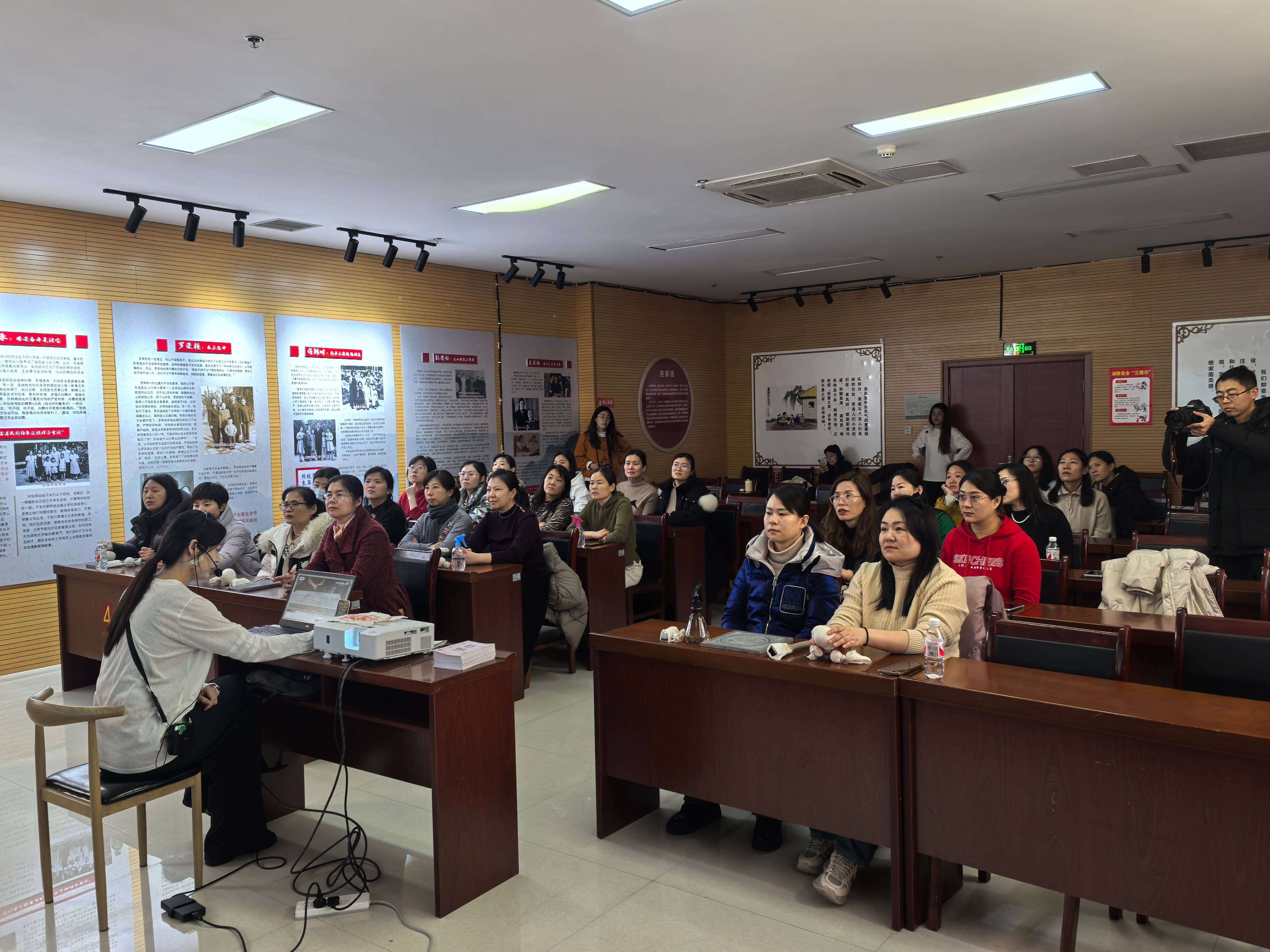 巨野县博物馆开展“芳华共拓·非遗传承” 三八妇女节主题活动 参观报道 第2张