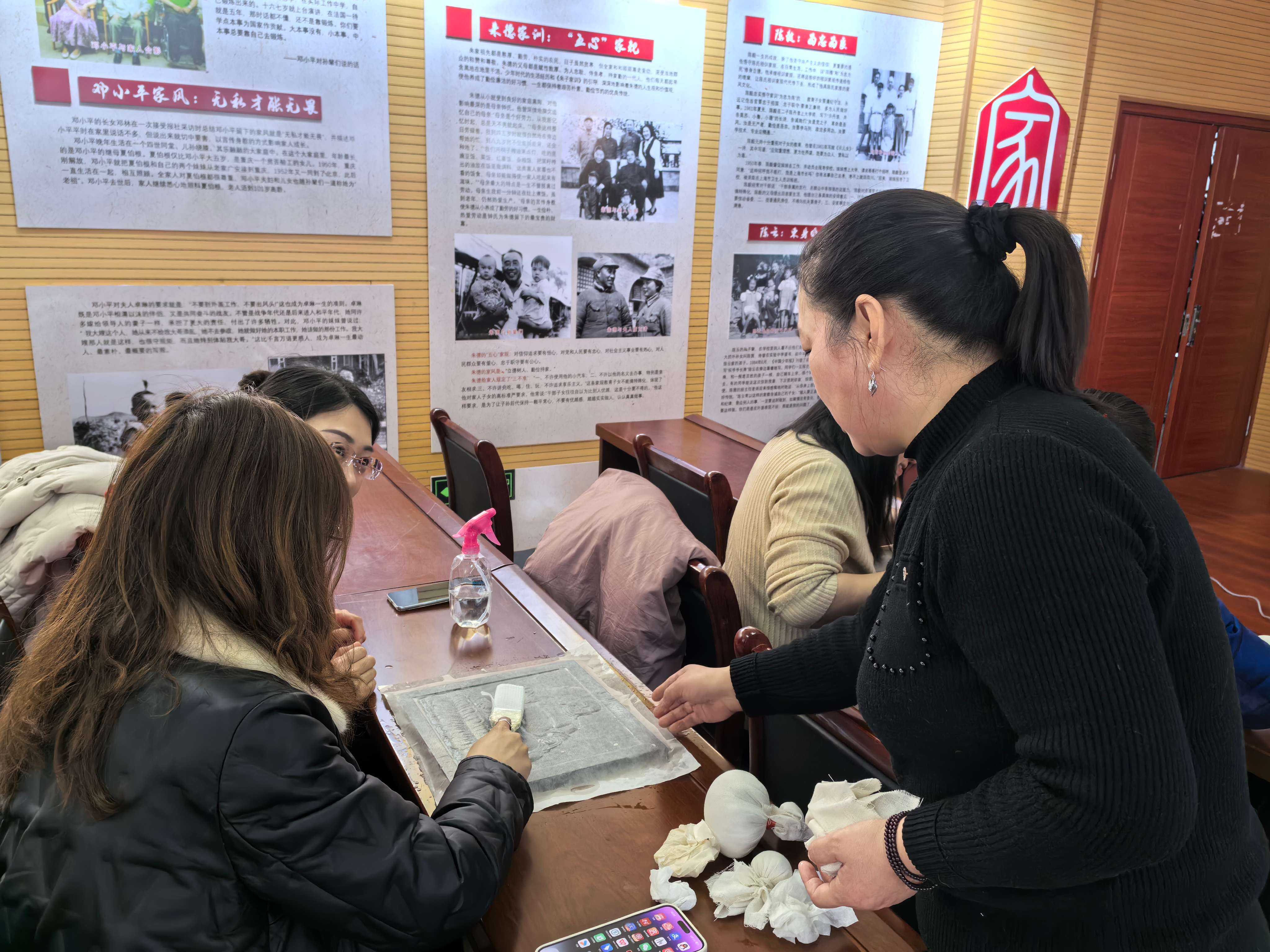 巨野县博物馆开展“芳华共拓·非遗传承” 三八妇女节主题活动 参观报道 第3张