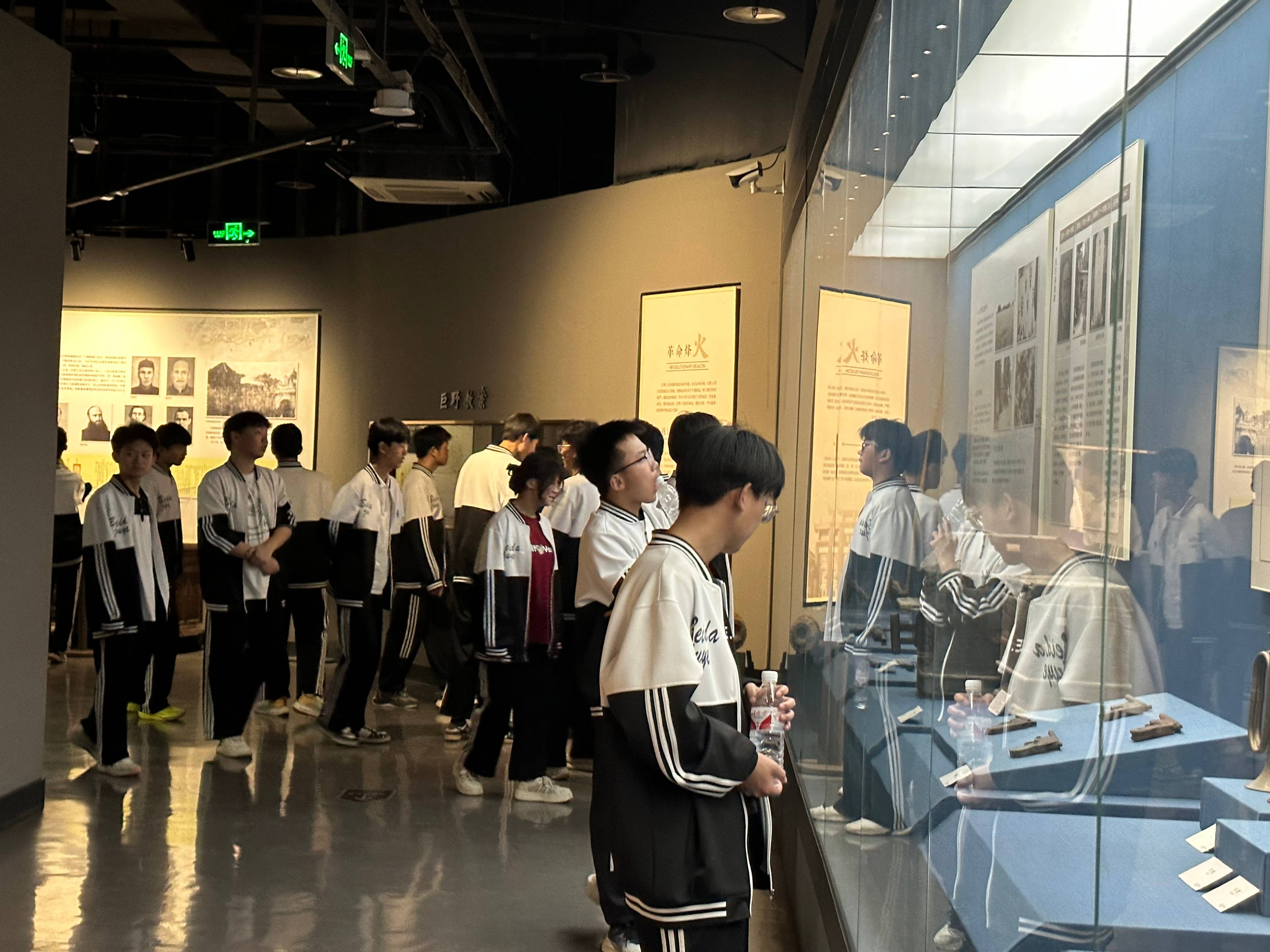 锦旗相赠见真情 文化传承结硕果 参观报道 第4张