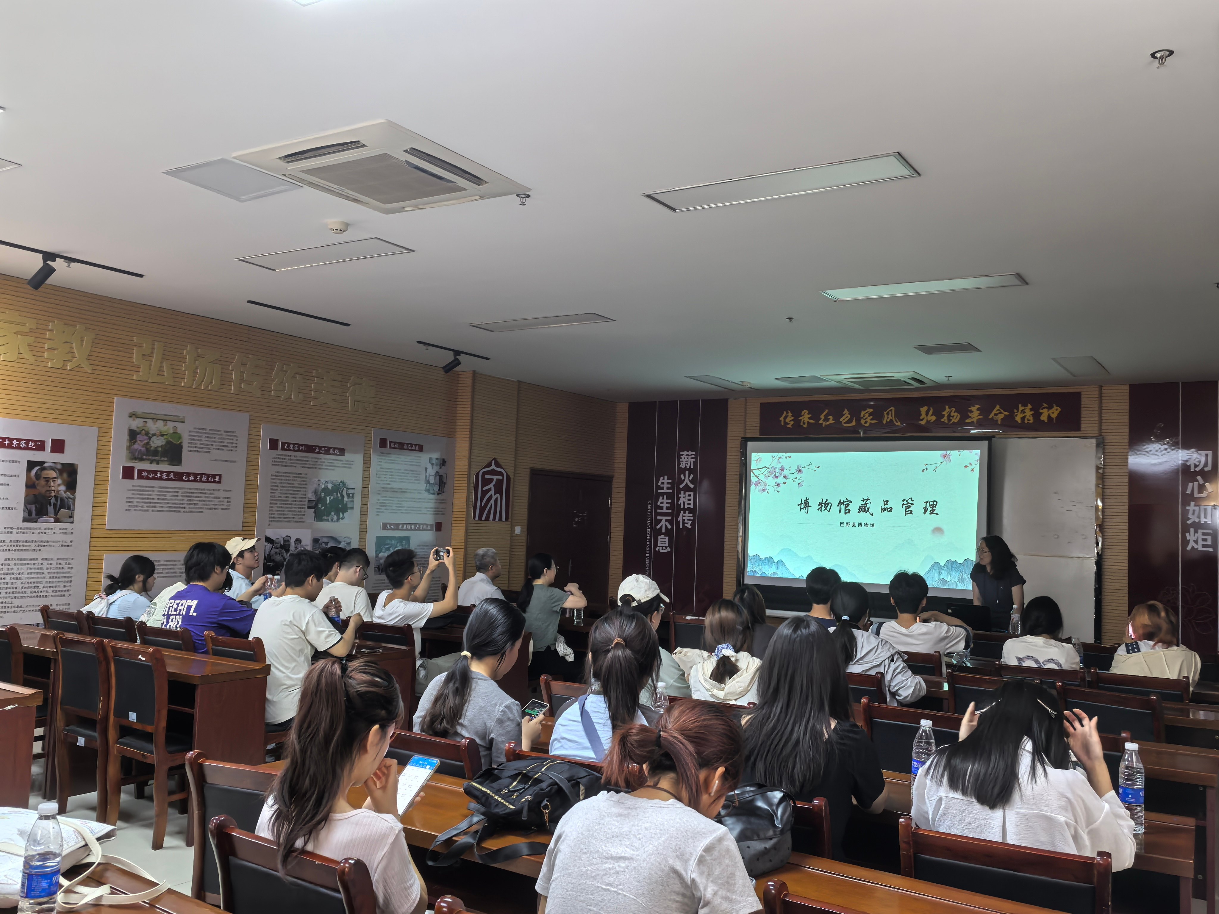 馆校联动传薪火 文博学子探古珍 ——菏泽学院文物与博物馆专业师生走进巨野县博物馆开展实践活动  参观报道 第4张