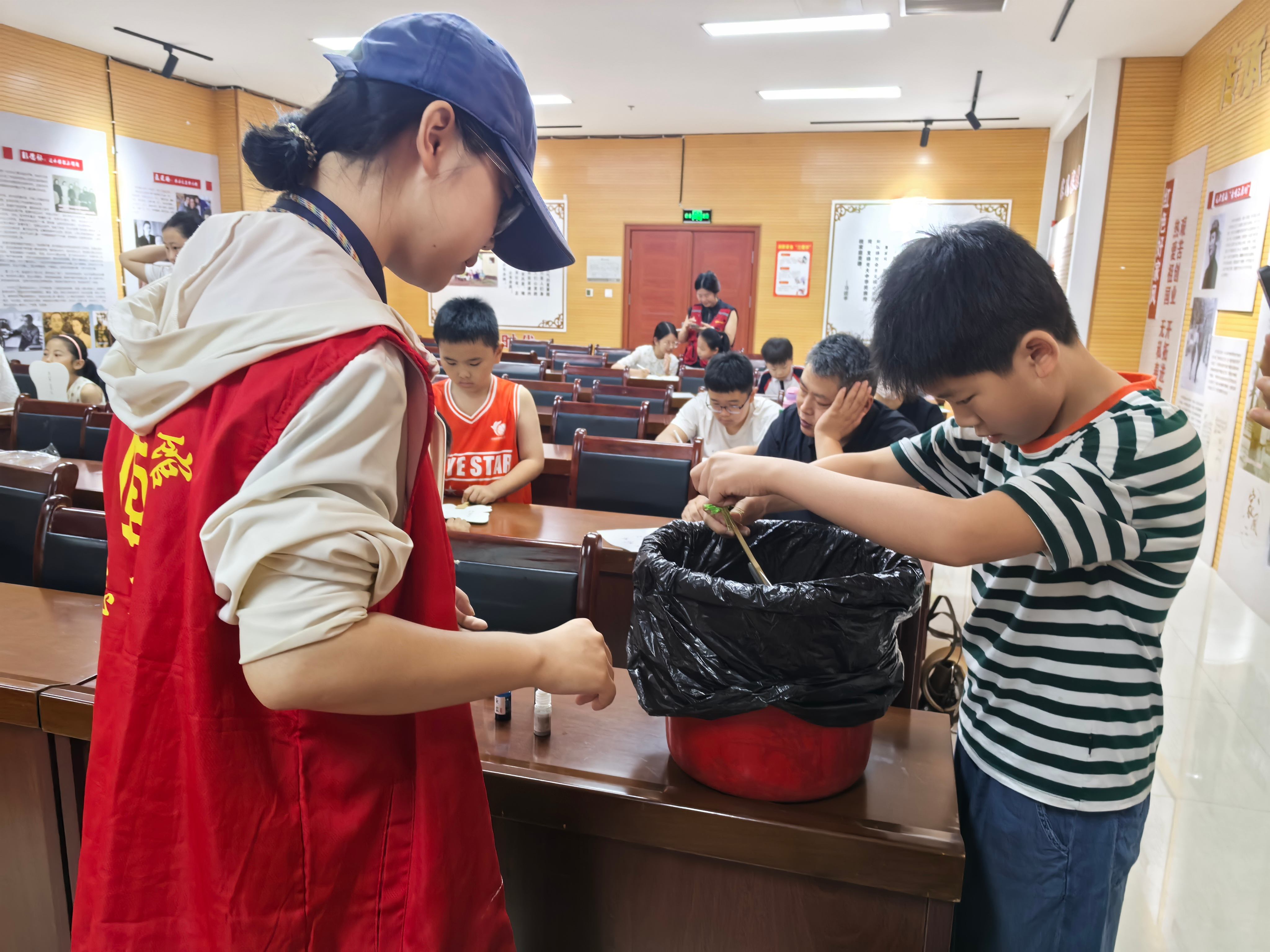 活动回顾｜巨野县博物馆举办“扇绘漆韵·非遗传承”活动 引领小朋友走进漆扇世界 主题活动 第4张