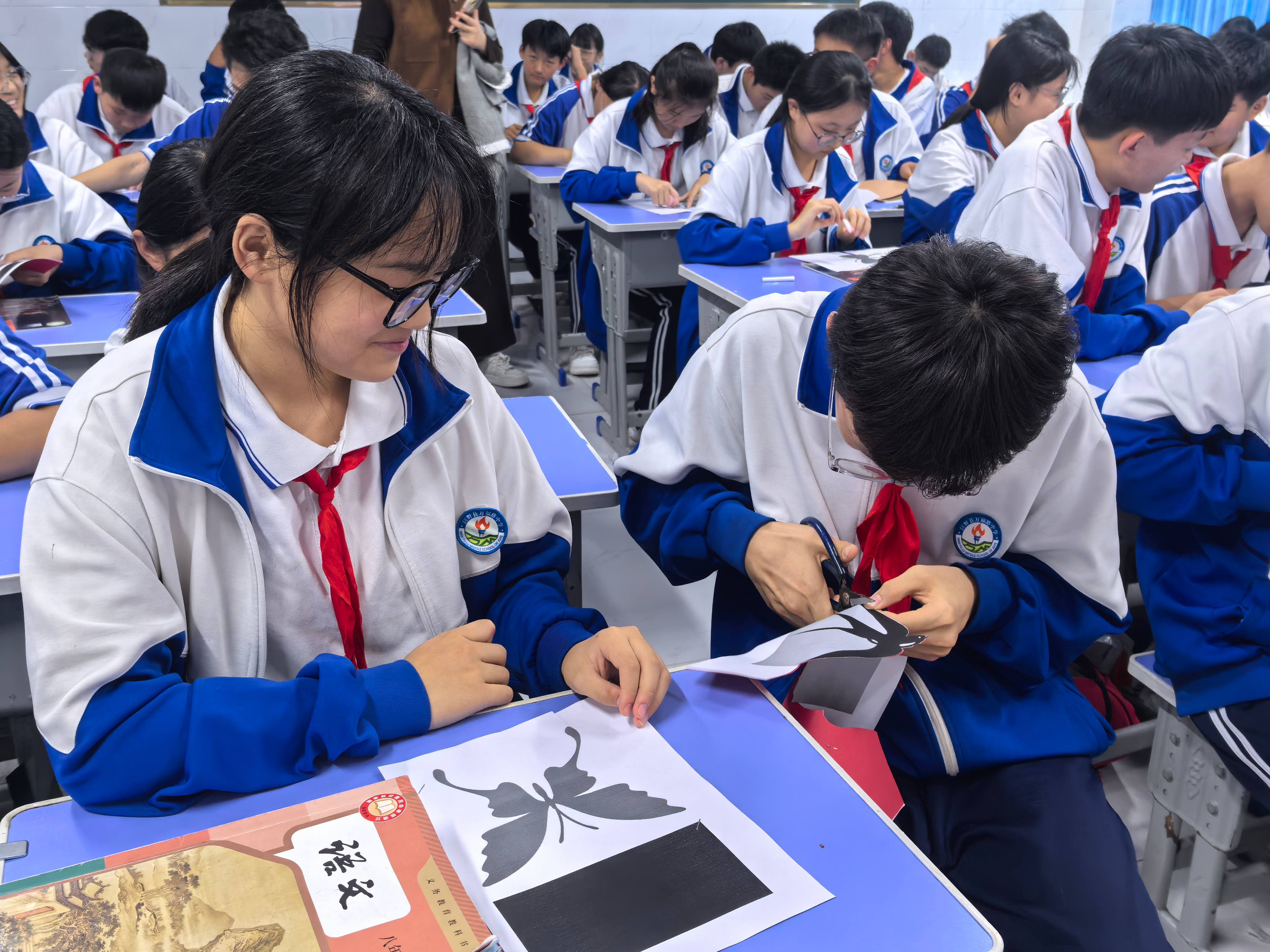 非遗剪纸进校园，文化传承润童心——巨野县博物馆走进万福路中学开展特色课程 主题活动 第4张