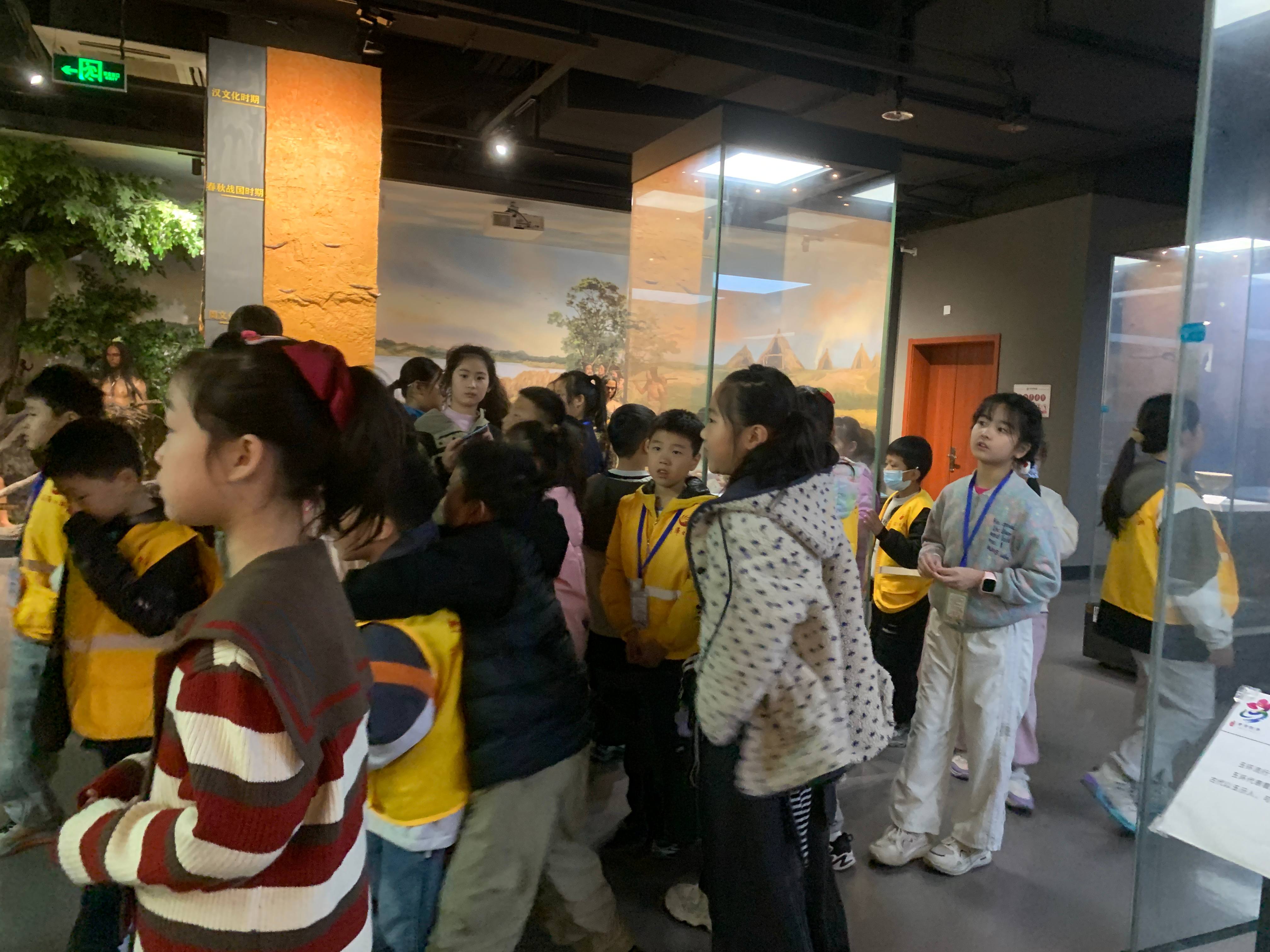 菏泽日报100余名学员走进巨野县博物馆 沉浸式感受巨野县历史文脉 参观报道 第2张