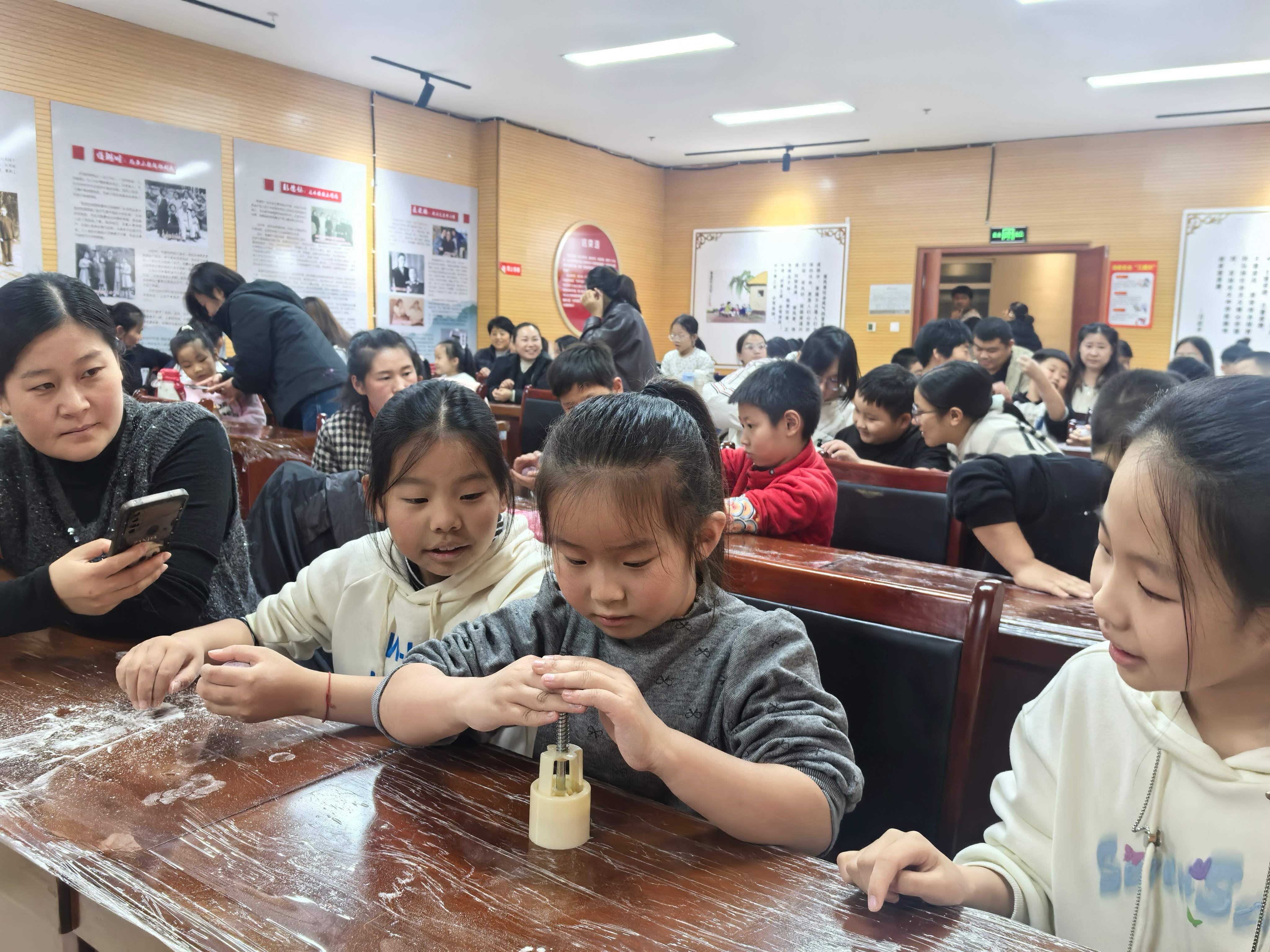 【重阳节】“赏菊品茗话重阳 巧手制糕忆传统”主题研学活动 主题活动 第2张