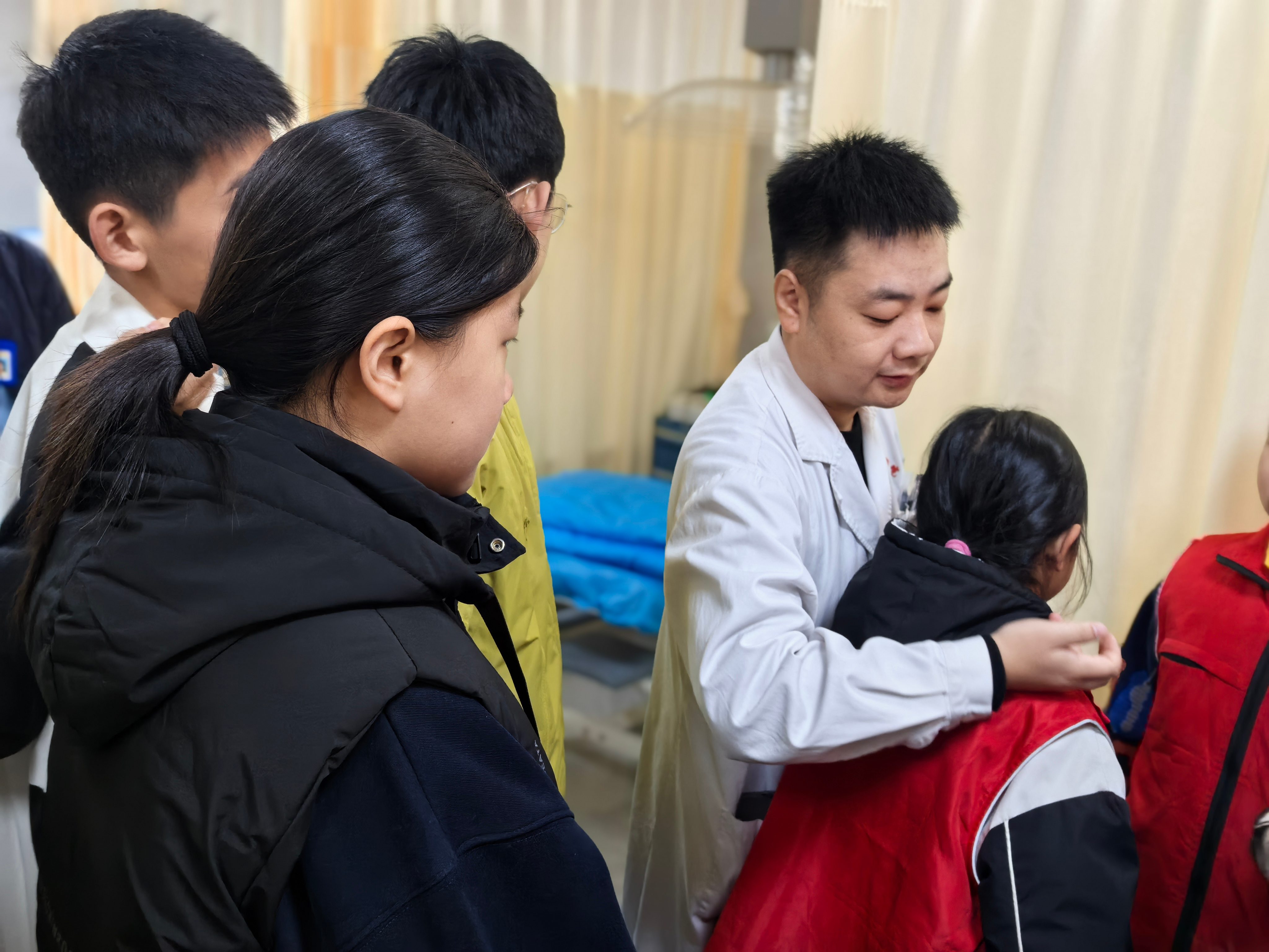 古香承文脉 巧手制香囊——巨野县博物馆走进巨野县中医医院开展特色研学活 主题活动 第5张