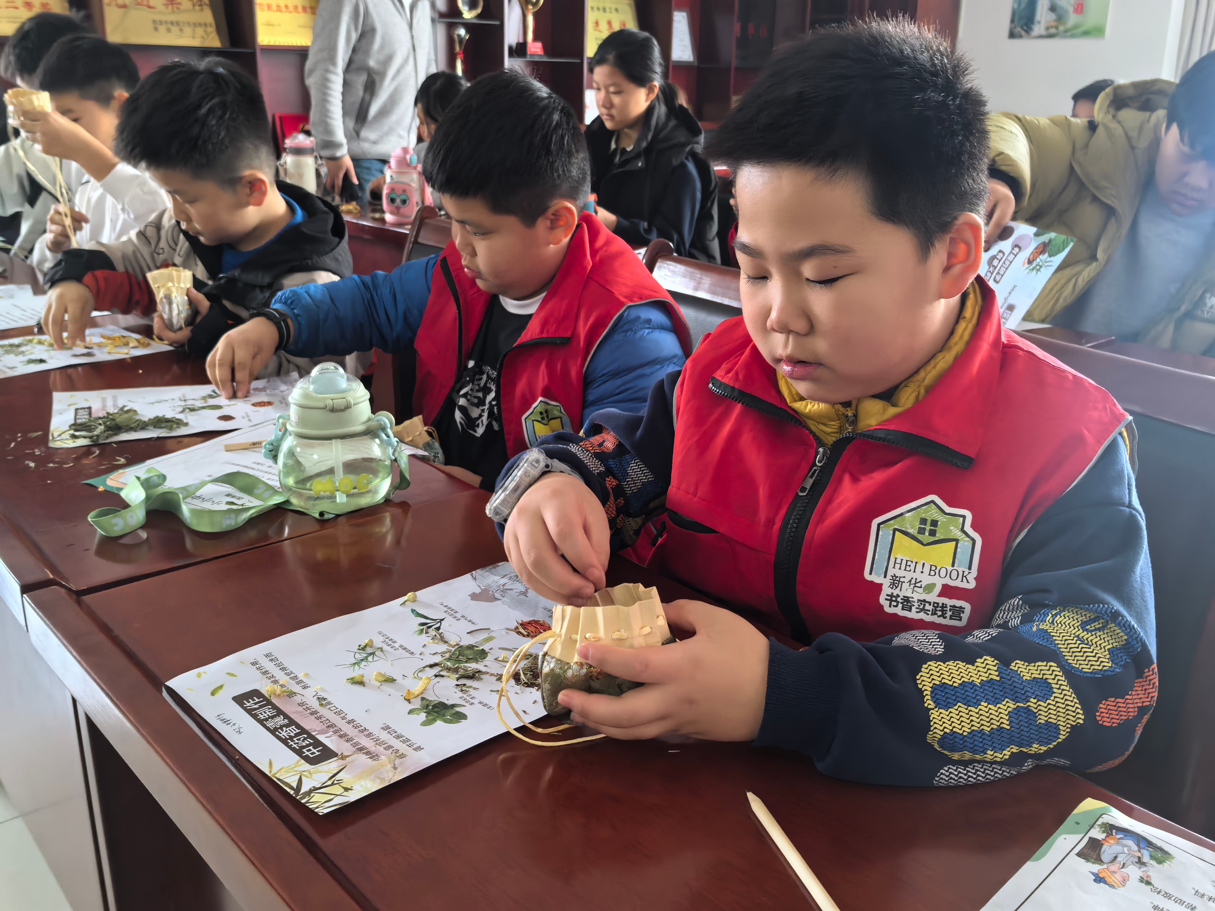 古香承文脉 巧手制香囊——巨野县博物馆走进巨野县中医医院开展特色研学活 主题活动 第7张