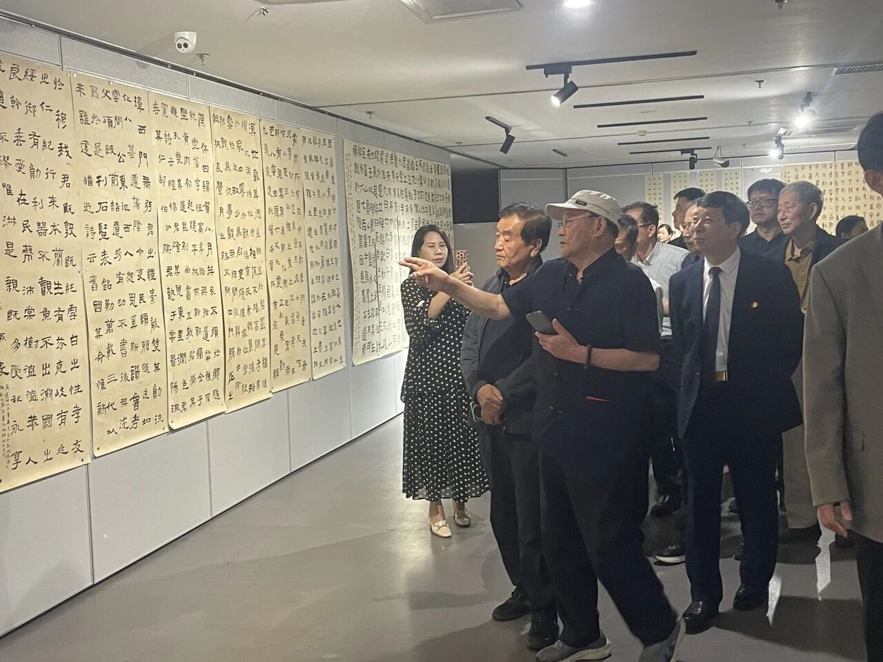 微信图片_2026-07-16_105533_563.jpg 翰墨飘香 汉韵流芳|“汉风古韵 翰墨华夏 ——袁绍密先生书法展”在巨野博物馆盛大开幕 巨博新闻 第4张 翰墨飘香 汉韵流芳|“汉风古韵 翰墨华夏 ——袁绍密先生书法展”在巨野博物馆盛大开幕 巨博新闻 第4张